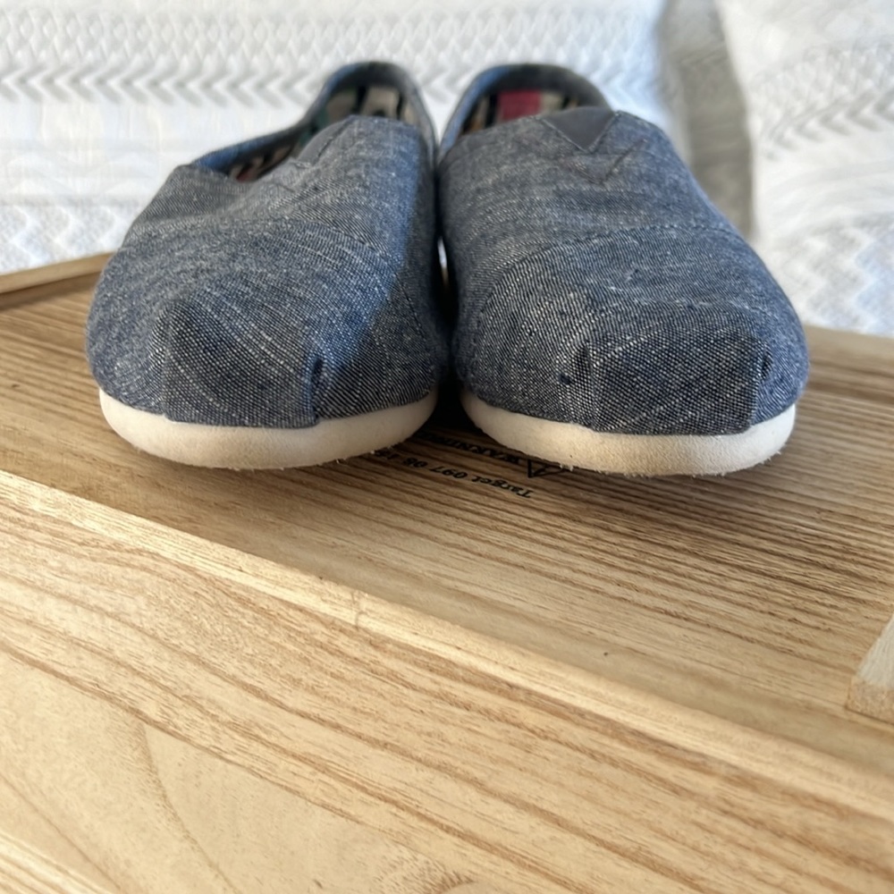 Women’s size 8 Toms - Picture 6 of 8